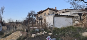 Ankara’nın Haymana ilçesinde bir evin bahçesinde bağlı bulunan köpeğin saldırısı