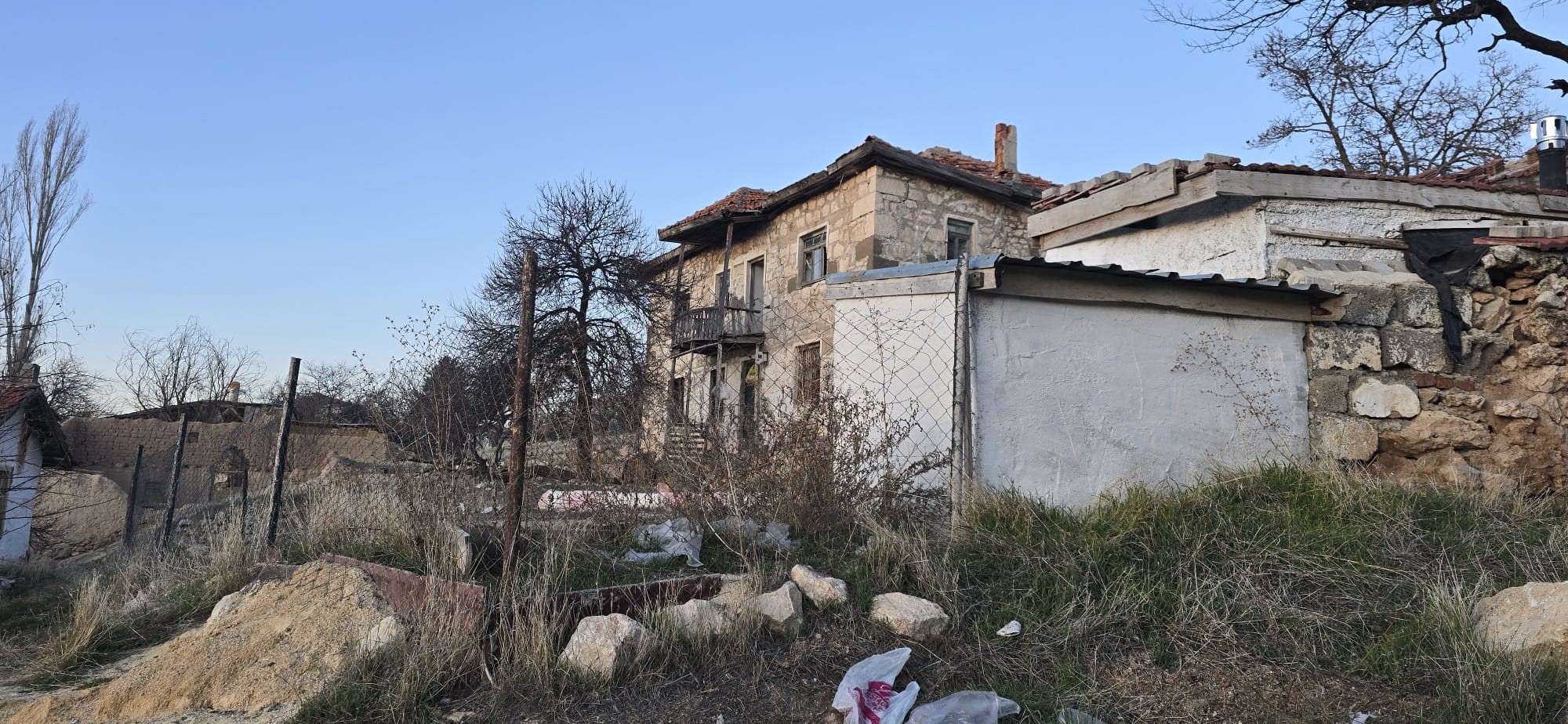 Ankara’nın Haymana ilçesinde bir evin bahçesinde bağlı bulunan köpeğin saldırısı