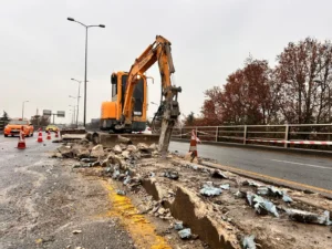 Ankara’nın Keçiören ilçesinde bulunan Fatih Köprüsü’nde yürütülen yol genişletme çalışmaları,