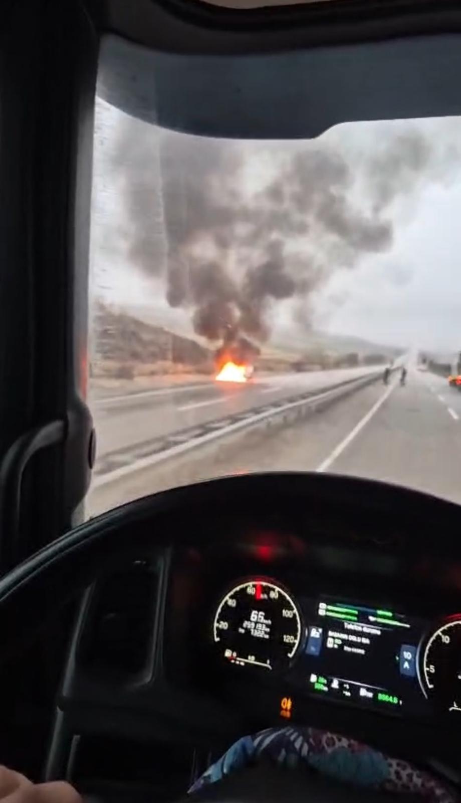 Ankara’da seyir halindeyken alev alan bir otomobil paniğe neden oldu.
