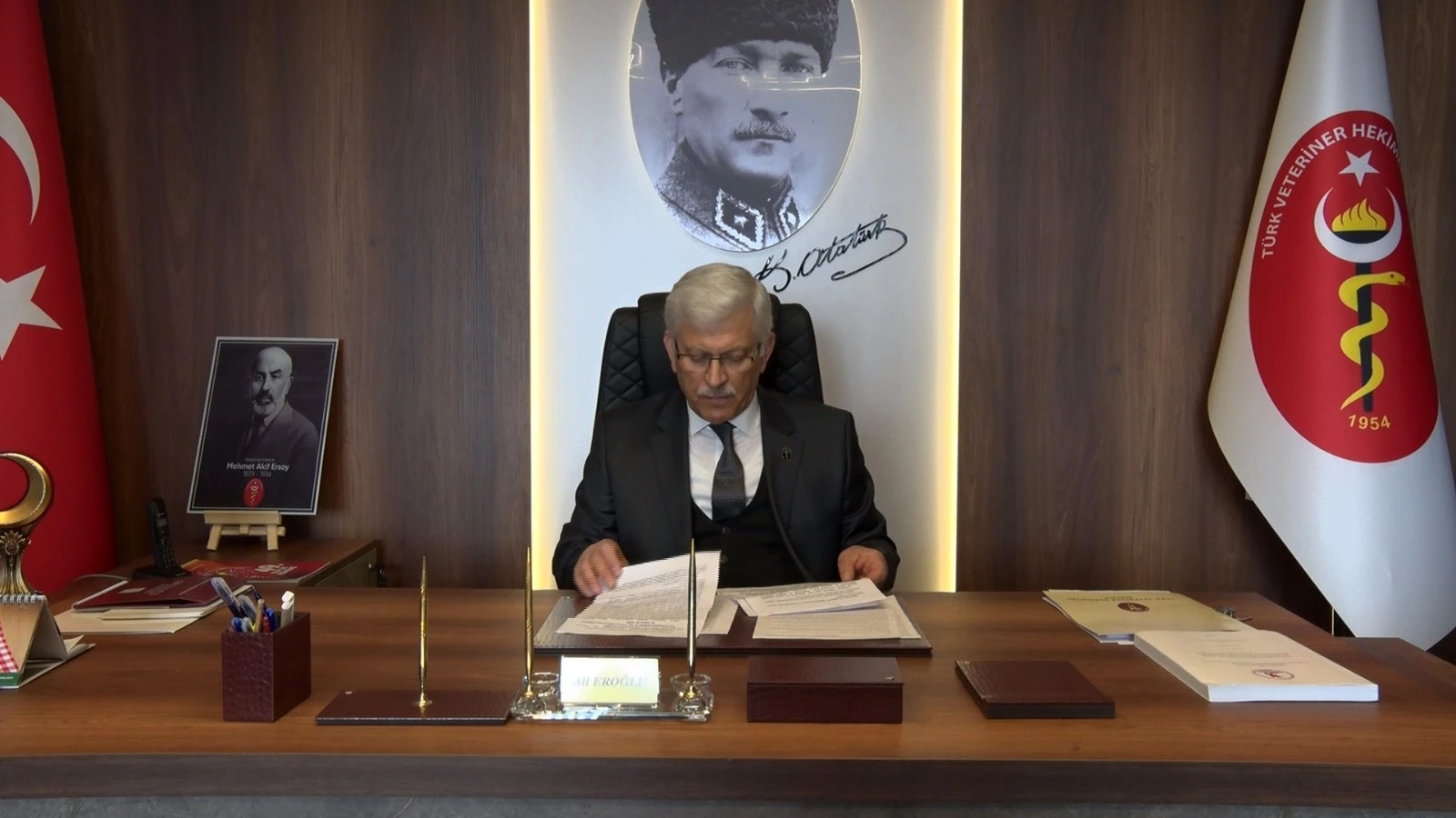 Türk Veteriner Hekimleri Birliği (TVHB) Başkanı Ali Eroğlu, İstiklal Marşı’nın