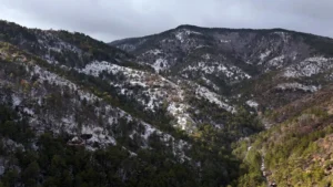 Ankara’nın Kızılcahamam ilçesinde etkili olan kar yağışı, doğayı adeta beyaz