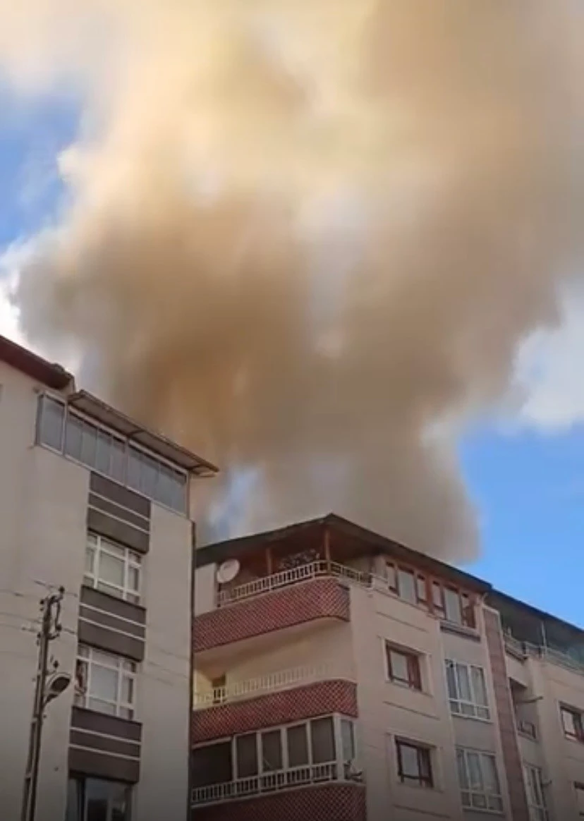 Ankara’nın Etimesgut ilçesinde çıkan çatı yangını, çevrede kısa süreli paniğe