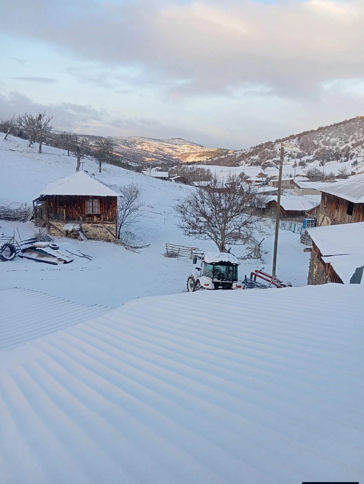 Ankara’nın Beypazarı ilçesinde etkili olan kar yağışı, özellikle yüksek rakımlı