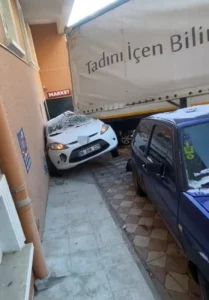 Ankara’nın Keçiören ilçesinde, sürücüsünün rampa çıkarken kontrolünü kaybettiği tır, park