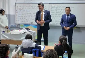 Haymana Belediye Başkanı Levent Koç, hastanede tedavi gören çocuklara verdiği