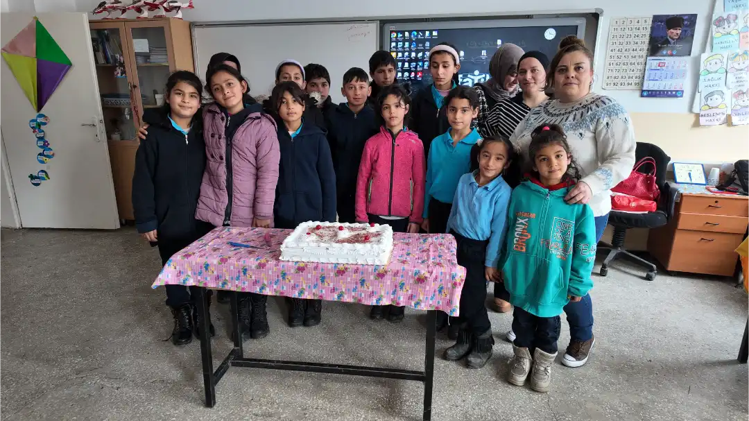 Haymana’da Başkan Levent Koç’tan Anlamlı Jest: Pasta Sözü Köy Okullarında da Yerine Getirildi