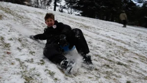 Ankara’da gece saatlerinde etkili olan kar yağışı, Başkenti beyaza bürüyerek