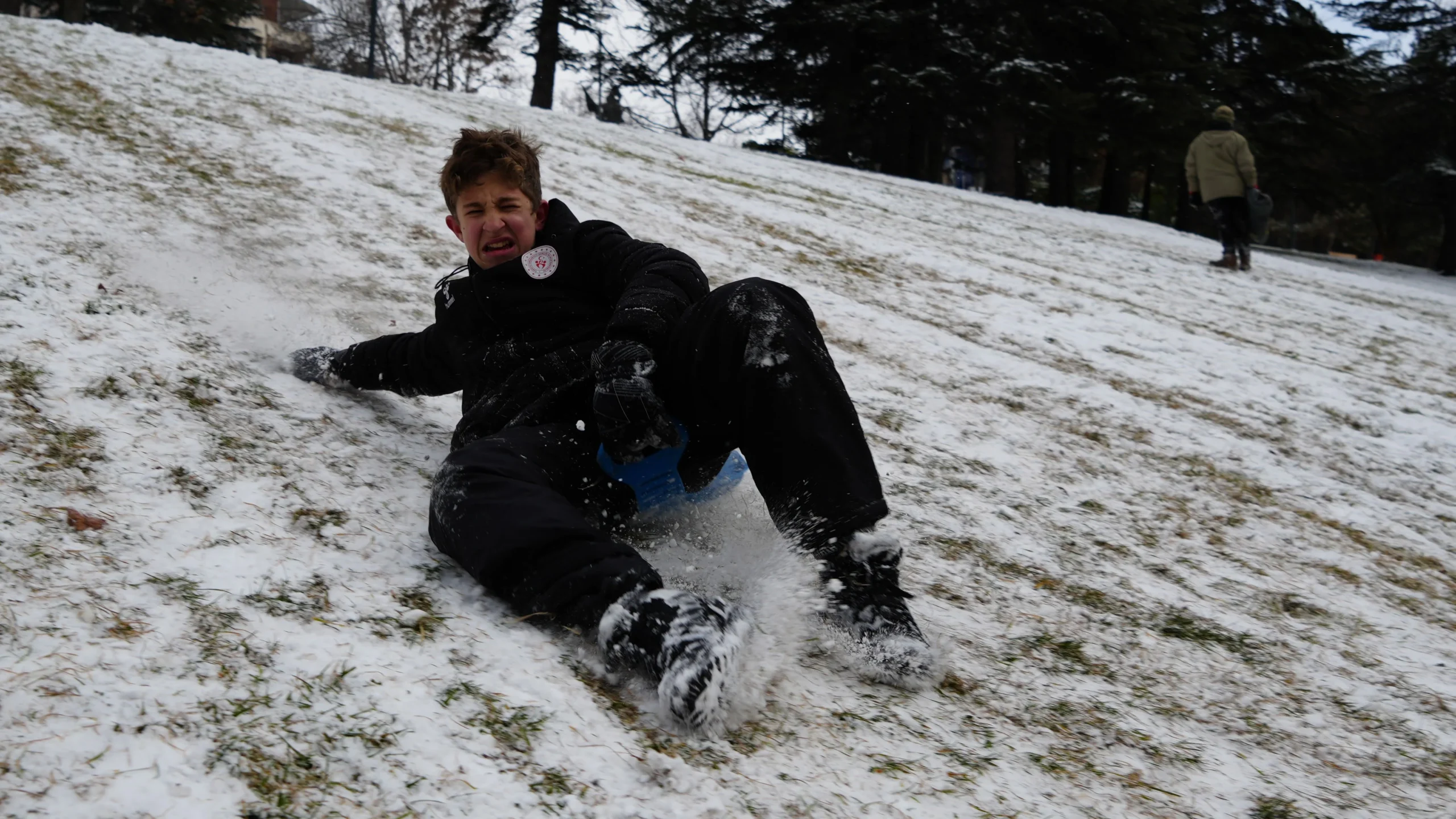 Kar Yağışını Fırsata Çeviren Ankaralılar Yılbaşı Tatilinde Parklara Akın Etti Ankara’da gece saatlerinde etkili olan kar yağışı, Başkenti beyaza bürüyerek