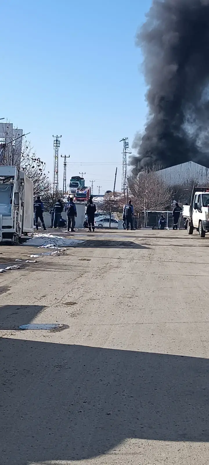 Ankara’nın Akyurt ilçesinde bulunan bir geri dönüşüm fabrikasında çıkan yangın,