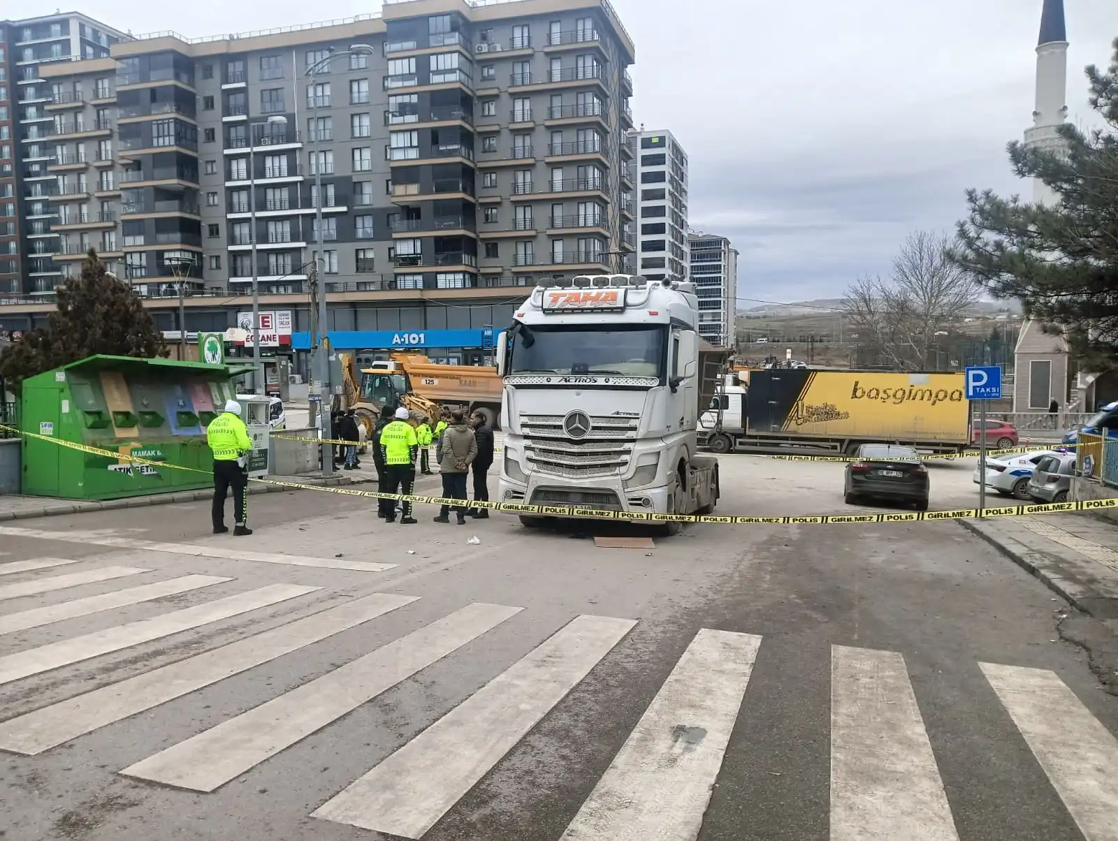 Mamak’ta Feci Kaza: Cüzdanını Almak İsterken Hafriyat Kamyonunun Altında Kaldı Ankara’nın Mamak ilçesinde, düşürdüğü cüzdanını yerden almak isteyen 63 yaşındaki