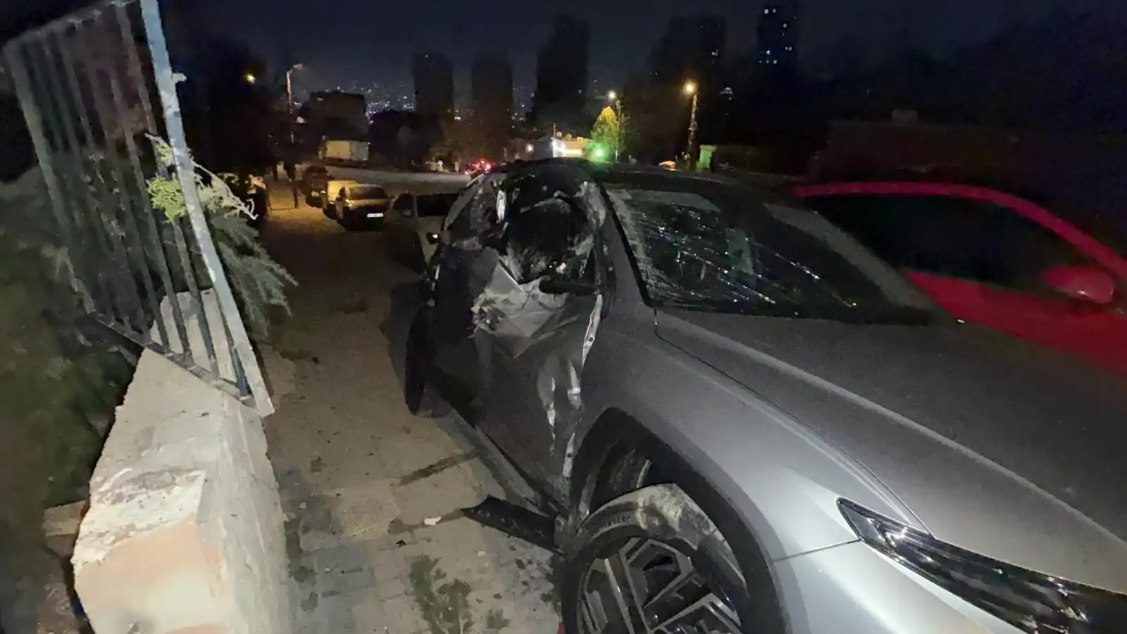 Ankara Keçiören’de kontrolden çıkan bir hafriyat kamyonu, bir apartmanın bahçe