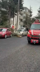 Ankara'nın Beypazarı ilçesinde etkili olan şiddetli fırtına, hayatı olumsuz etkiledi.