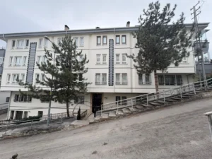 Ankara Çankaya 1118. Sokak'ta bulunan Yılmazlar Apartmanı, taşıyıcı kolonlardaki çökme