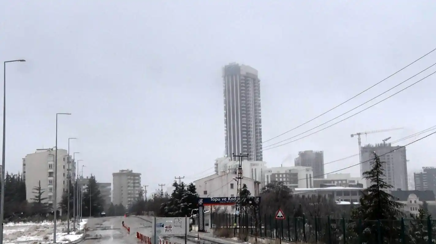 Ankara'da kar yağışı başladı! Başkentte karla karışık yağmur ve sis