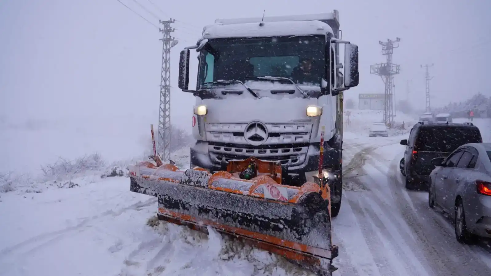 Keçiören Belediyesi’nde Kar Seferberliği: 400 Personel ve 93 Araçla Kesintisiz Mesai Keçiören Belediyesi, Ankara'daki kar yağışına karşı 93 araç ve 400