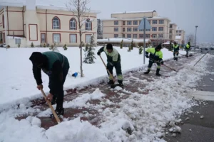 Ankara’da etkili olan kar yağışının ardından Keçiören Belediyesi, yaya güvenliği