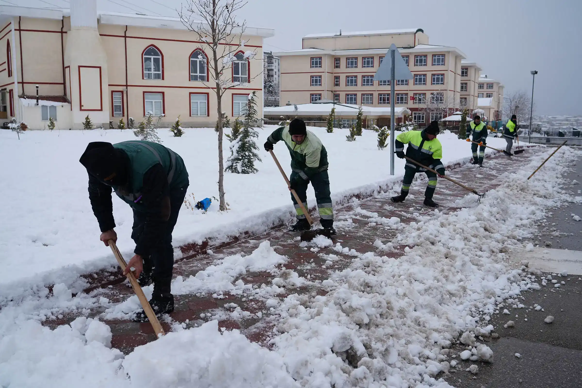 Ankara’da etkili olan kar yağışının ardından Keçiören Belediyesi, yaya güvenliği