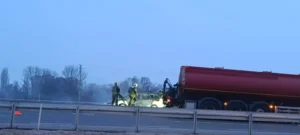 Ankara’nın Akyurt ilçesinde seyir halindeyken alev alan otomobil tamamen yanarak