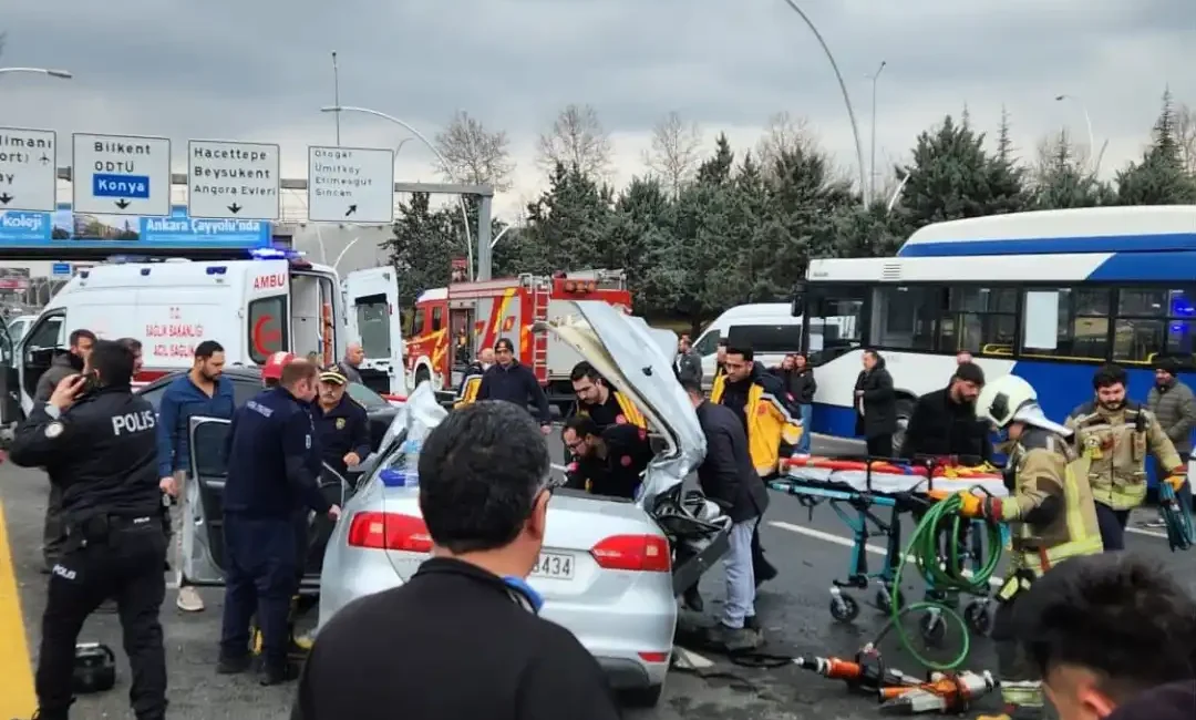 Ankara Çankaya’da Ümitköy Metro Durağı’nda durakta bekleyen EGO otobüsüne otomobil