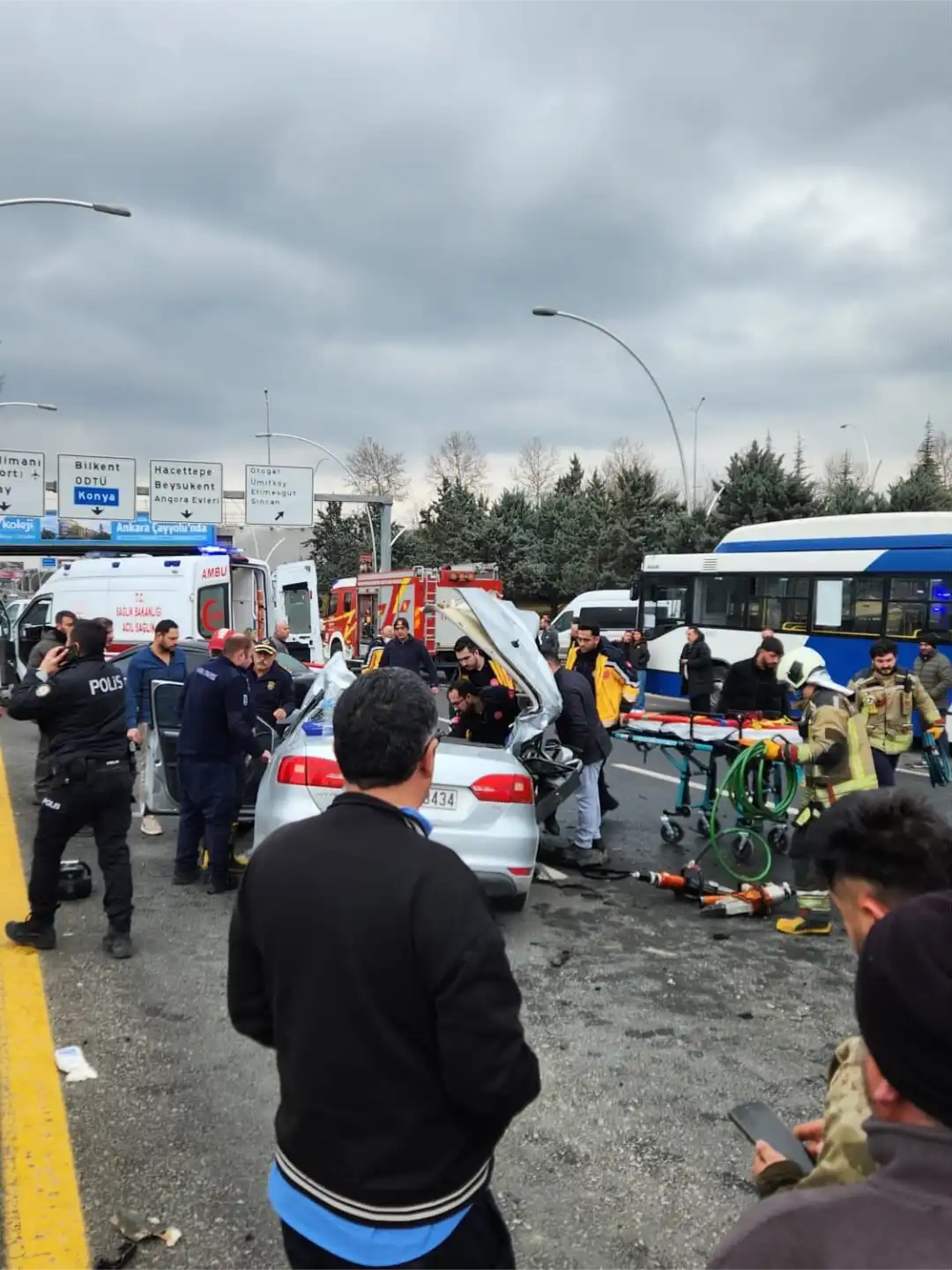 Ankara Çankaya’da Ümitköy Metro Durağı’nda durakta bekleyen EGO otobüsüne otomobil