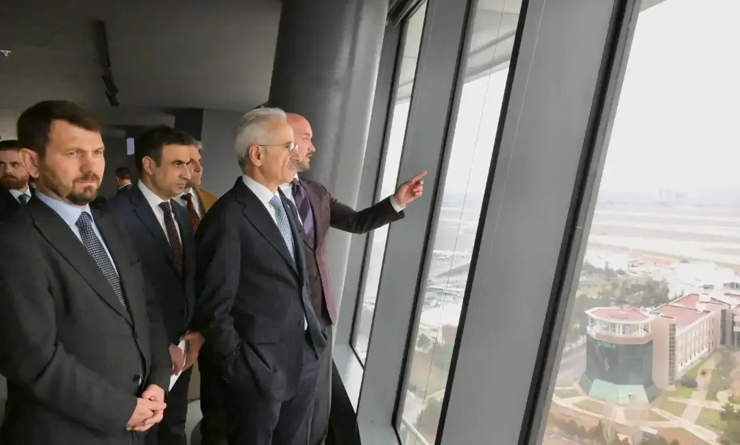 Bakan Abdulkadir Uraloğlu, Esenboğa Havalimanı’nda tamamlanan üçüncü pist ve yeni