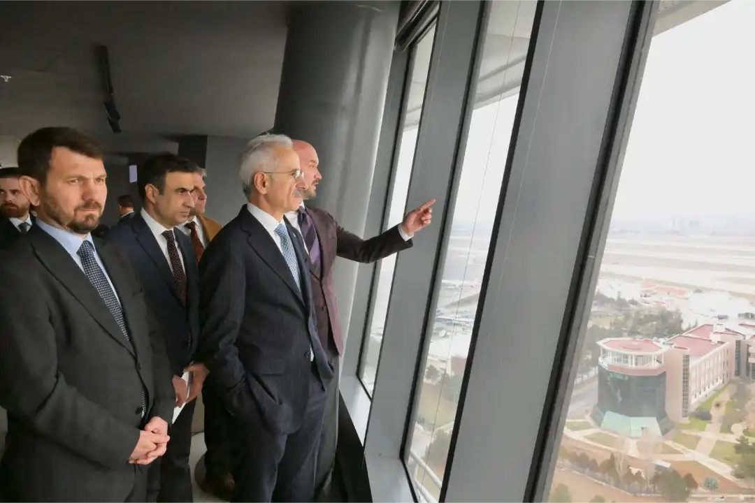 Bakan Abdulkadir Uraloğlu, Esenboğa Havalimanı’nda tamamlanan üçüncü pist ve yeni