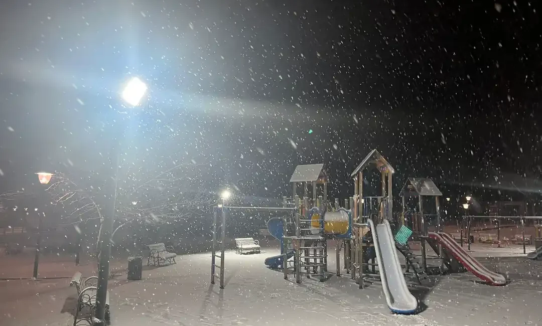 Ankara’da gece saatlerinde başlayan kar yağışı kent genelinde etkili oldu.