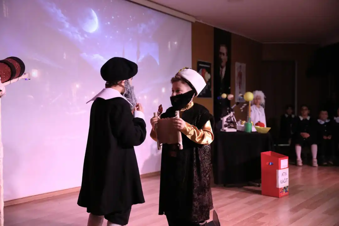 Keçiören Belediyesi’nin düzenlediği “Bilimin Işığında” tiyatro oyununda öğrenciler, bilim tarihine