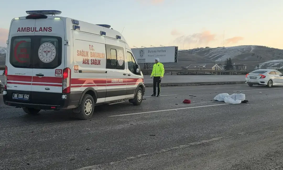 İşine Giderken Can Verdi: Yere Saçılan Simitler Yürek Burktu Ankara Elmadağ’da işine gitmek için yolun karşısına geçen 35 yaşındaki