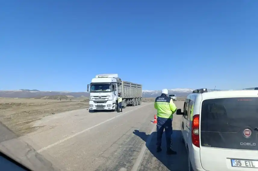 Beypazarı’nda jandarma ekipleri tarafından gerçekleştirilen trafik denetimlerinde ağır tonajlı araçlar,