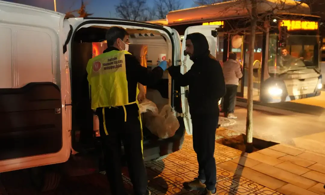 Keçiören Belediyesi, soğuk kış günlerinde sabah erken saatlerde işe ve