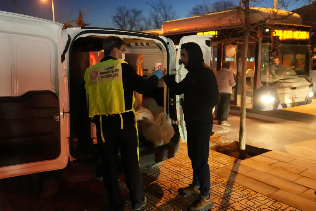 Keçiören Belediyesi, soğuk kış günlerinde sabah erken saatlerde işe ve