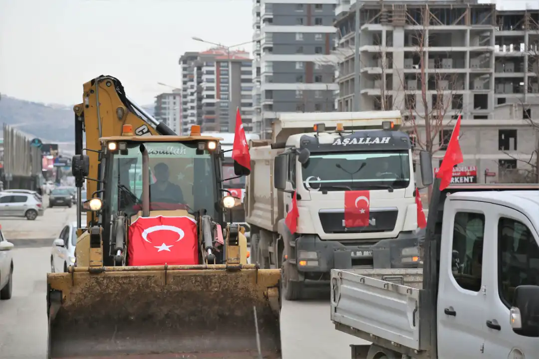 Keçiören Belediyesi, Mardin’deki Türk bayrağına yapılan saldırıya karşı belediye araçlarıyla