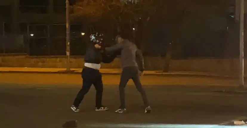 Ankara Keçiören’de trafikte otomobil ve motosiklet sürücüsü kavga etti. Olay