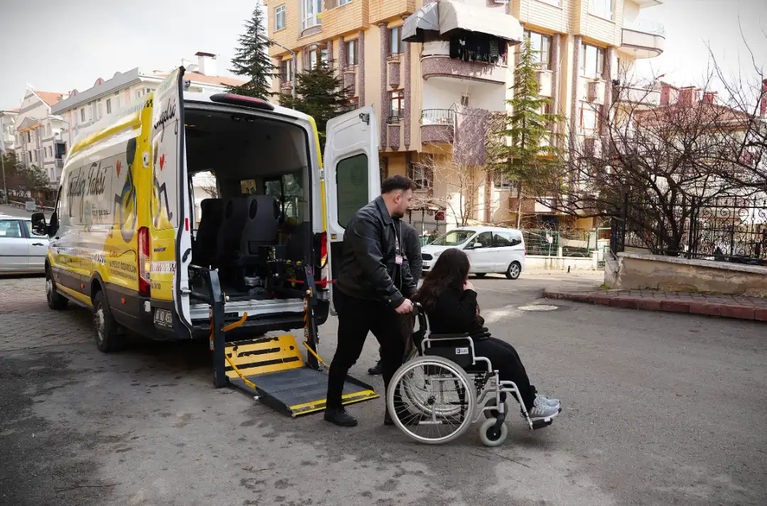 Keçiören Belediyesi’nin ücretsiz Engelsiz Taksi hizmeti, engelli bireylerin sağlık, eğitim