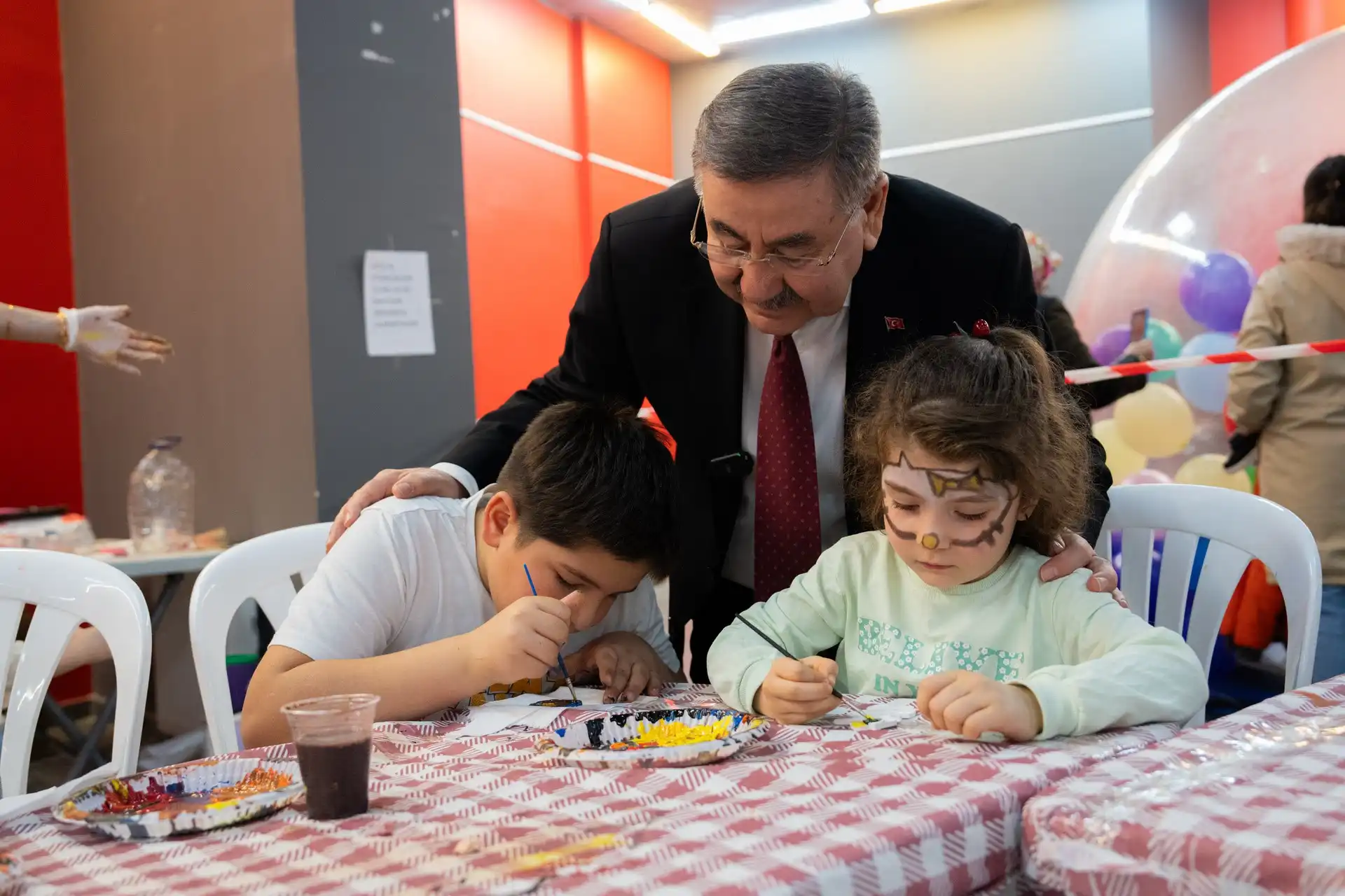 Gölbaşı Belediyesi, yarıyıl tatilinde düzenlediği çocuk şenliğiyle miniklere sanat atölyeleri