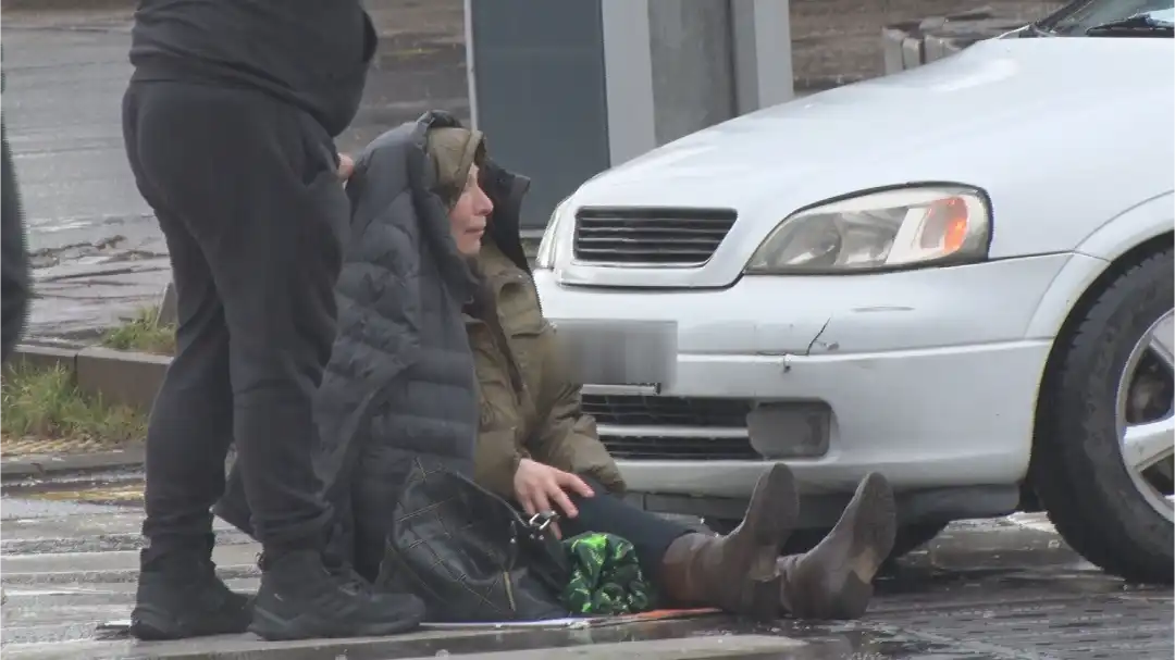 Ankara Altındağ’da yaya geçidinde meydana gelen kazada, otomobilin çarptığı bir