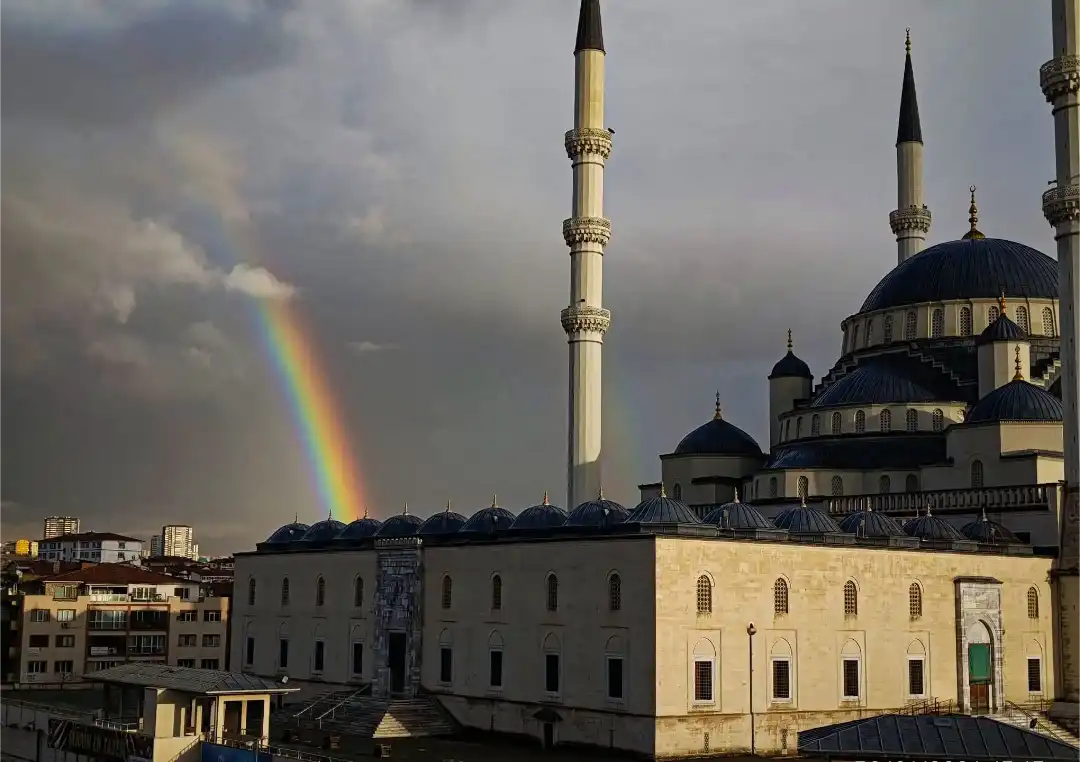 Ankara’da yağmur sonrası oluşan gökkuşağı, Kocatepe Camii semalarında görsel şölen