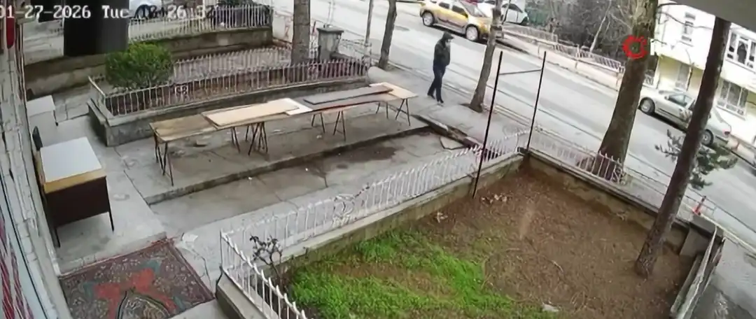 Ankara’da kendilerini polis ve savcı olarak tanıtan dolandırıcılar, yaşlı kadını