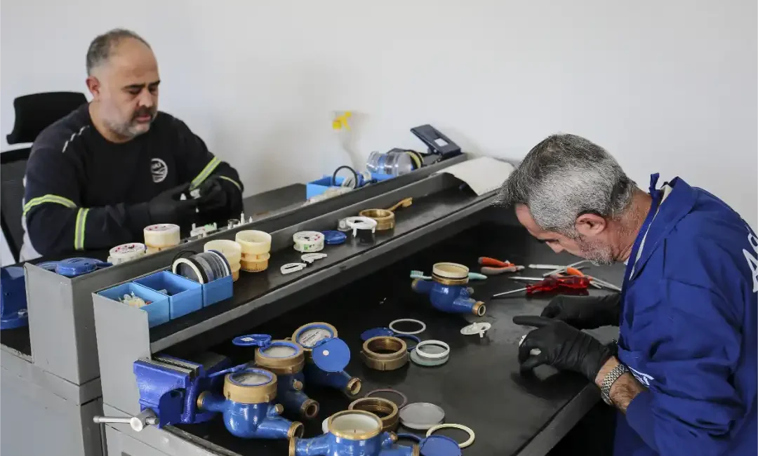 ASKİ’den Kamu Tasarrufuna Katkı: Hurda Sayaçlar Yenilenerek Yeniden Kullanılıyor ASKİ, hurda durumdaki mekanik su sayaçlarını kendi atölyelerinde yenileyerek ayda