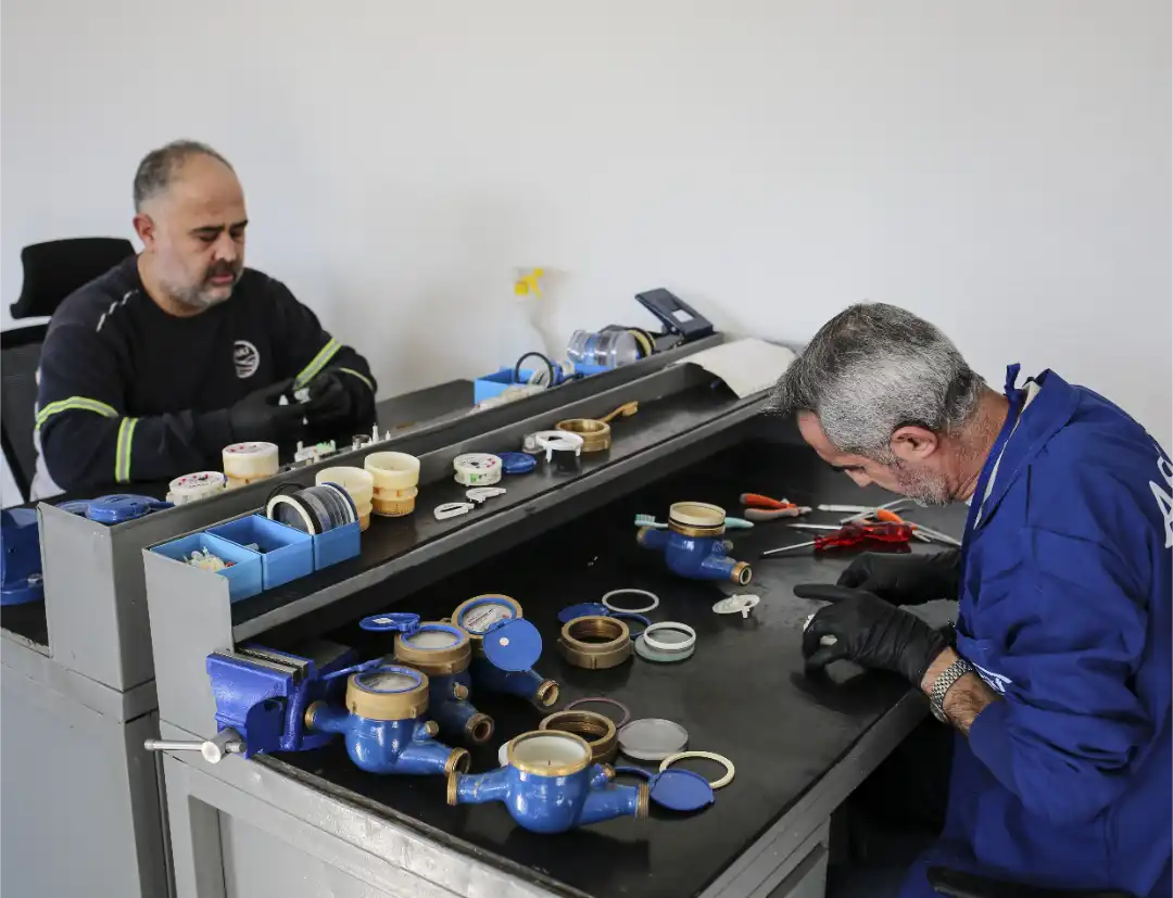 ASKİ, hurda durumdaki mekanik su sayaçlarını kendi atölyelerinde yenileyerek ayda