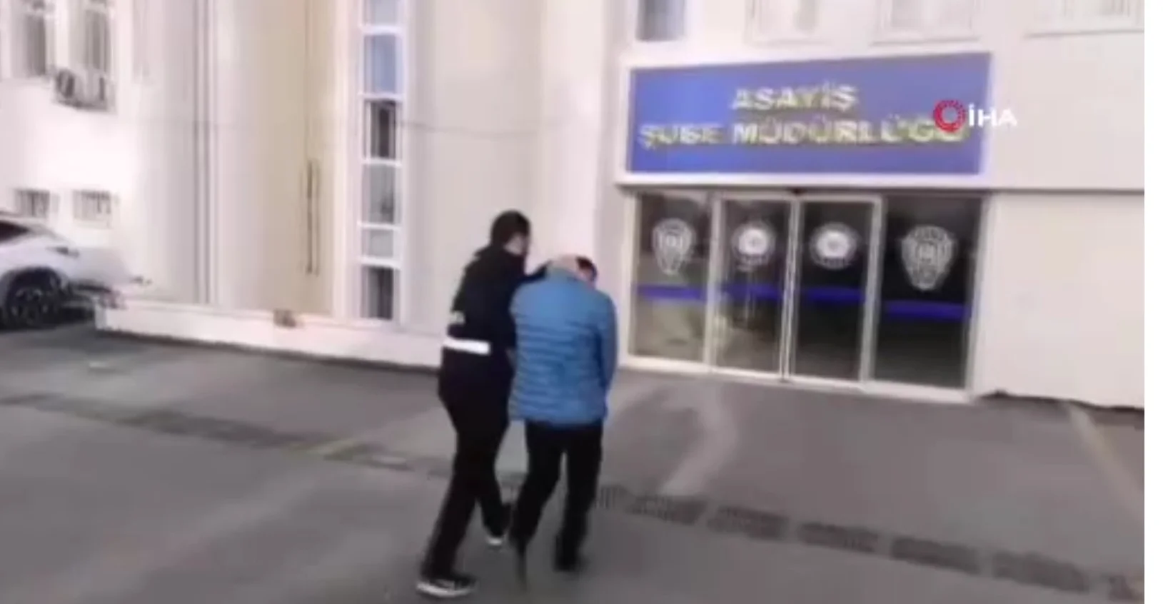 Ankara’da Yeni Yılın İlk Dev Operasyonu: 101 Firari Şahıs Kıskıvrak Yakalandı! Ankara Emniyeti ARAT ekipleri, 2026'nın ilk haftasında 101 firariyi yakaladı.