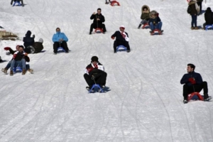 Ankara’da etkisini artıran kar yağışı, başkentlilere kışın keyfini çıkarma fırsatı