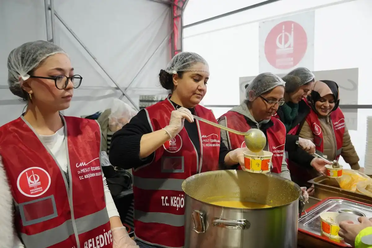 Keçiören Belediyesi, Ramazan ayında 15 noktada iftar sofraları kurdu. Trafikte