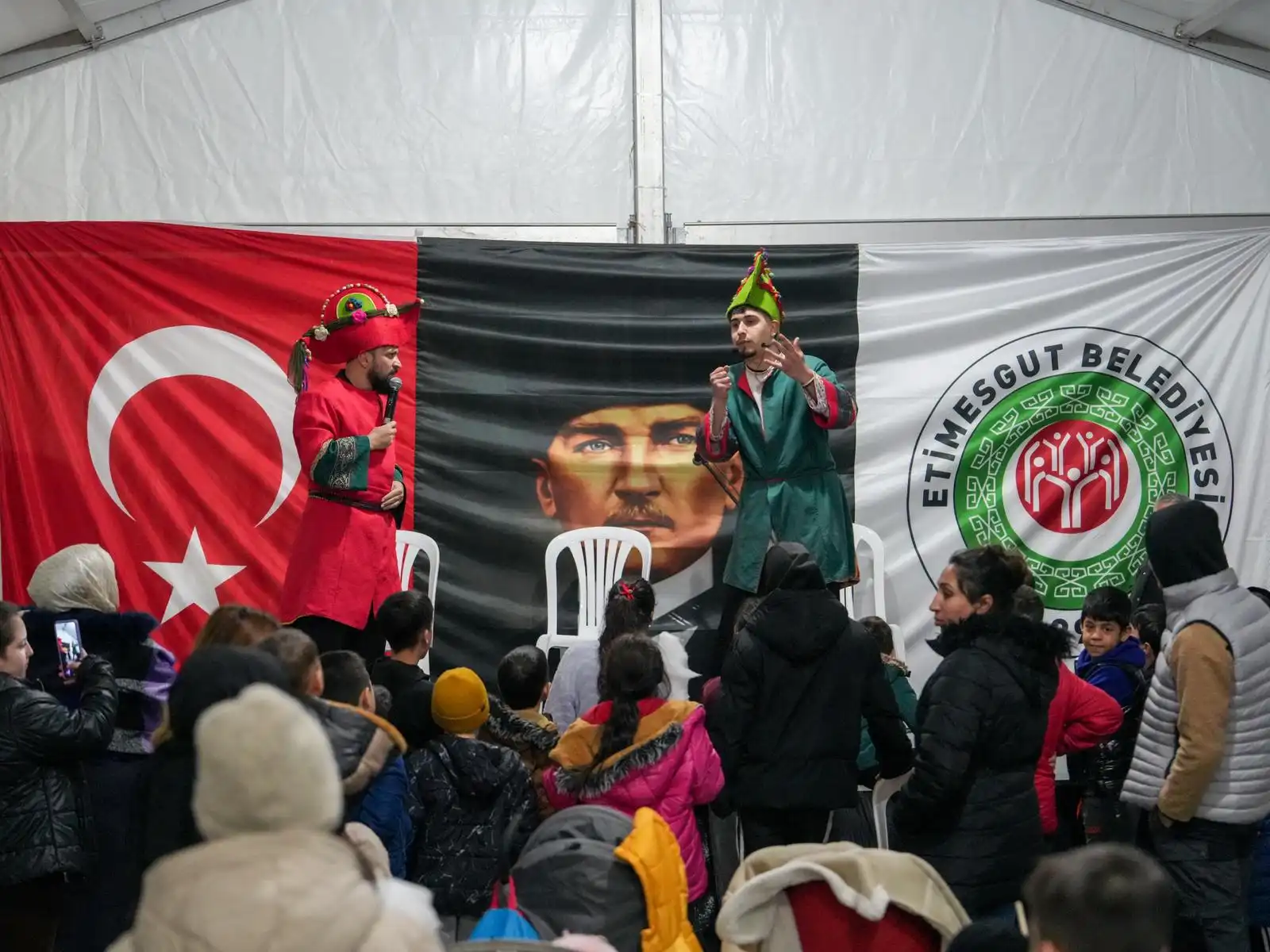 Etimesgut’ta Ramazan ayı boyunca kurulan iftar çadırlarında vatandaşlar aynı sofrada