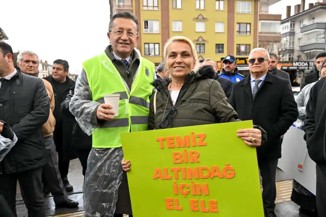 Altındağ Belediyesi’nin temizlik seferberliği sürüyor. Başkan Veysel Tiryaki, Karapürçek Mahallesi’nde