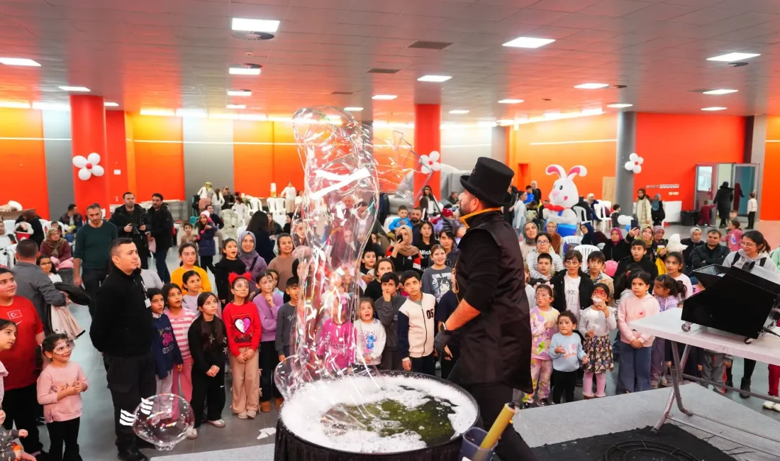 Gölbaşı Belediyesi, yarıyıl tatilinde düzenlediği ücretsiz buz pateni, tırmanma sporları