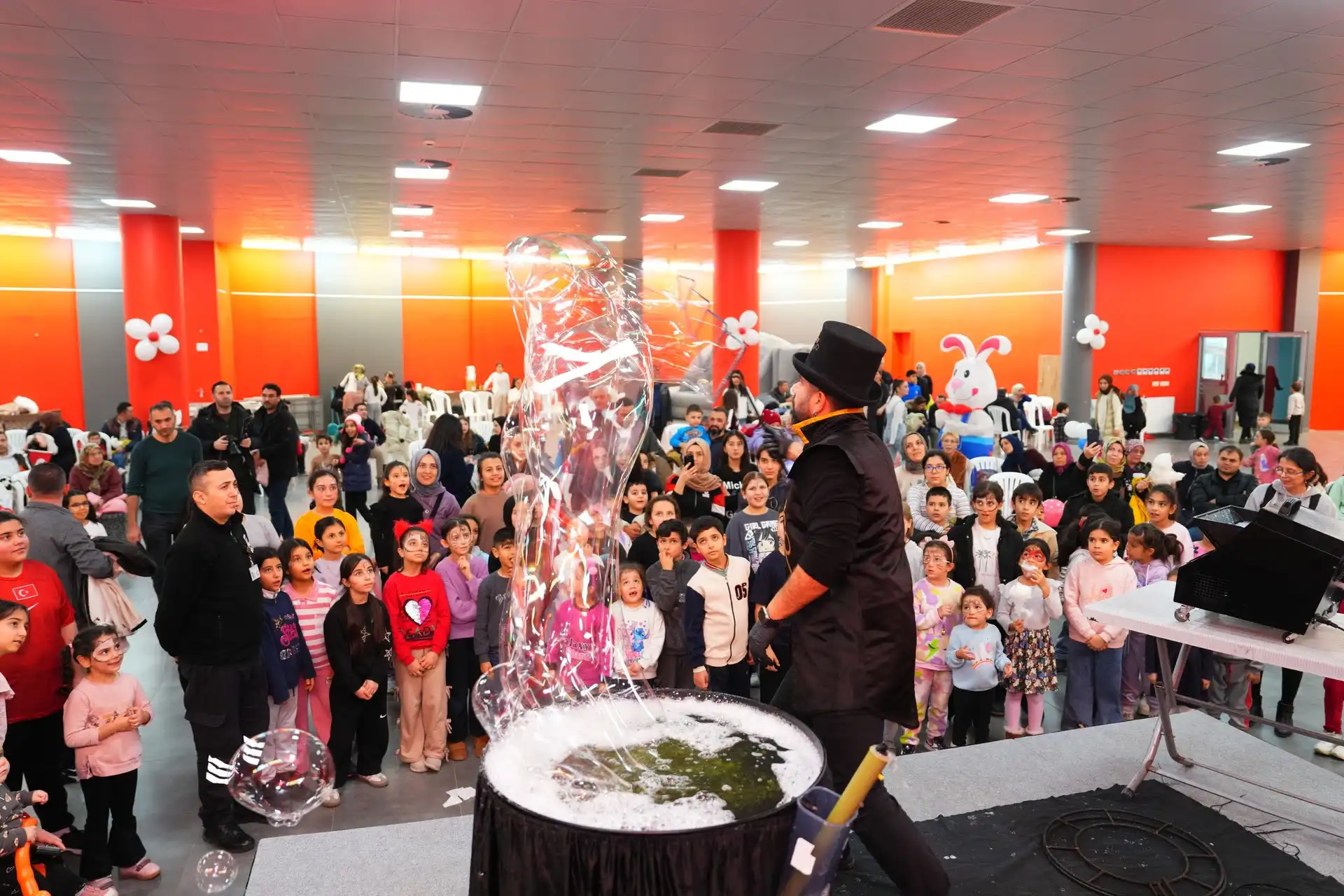 Gölbaşı Belediyesi, yarıyıl tatilinde düzenlediği ücretsiz buz pateni, tırmanma sporları