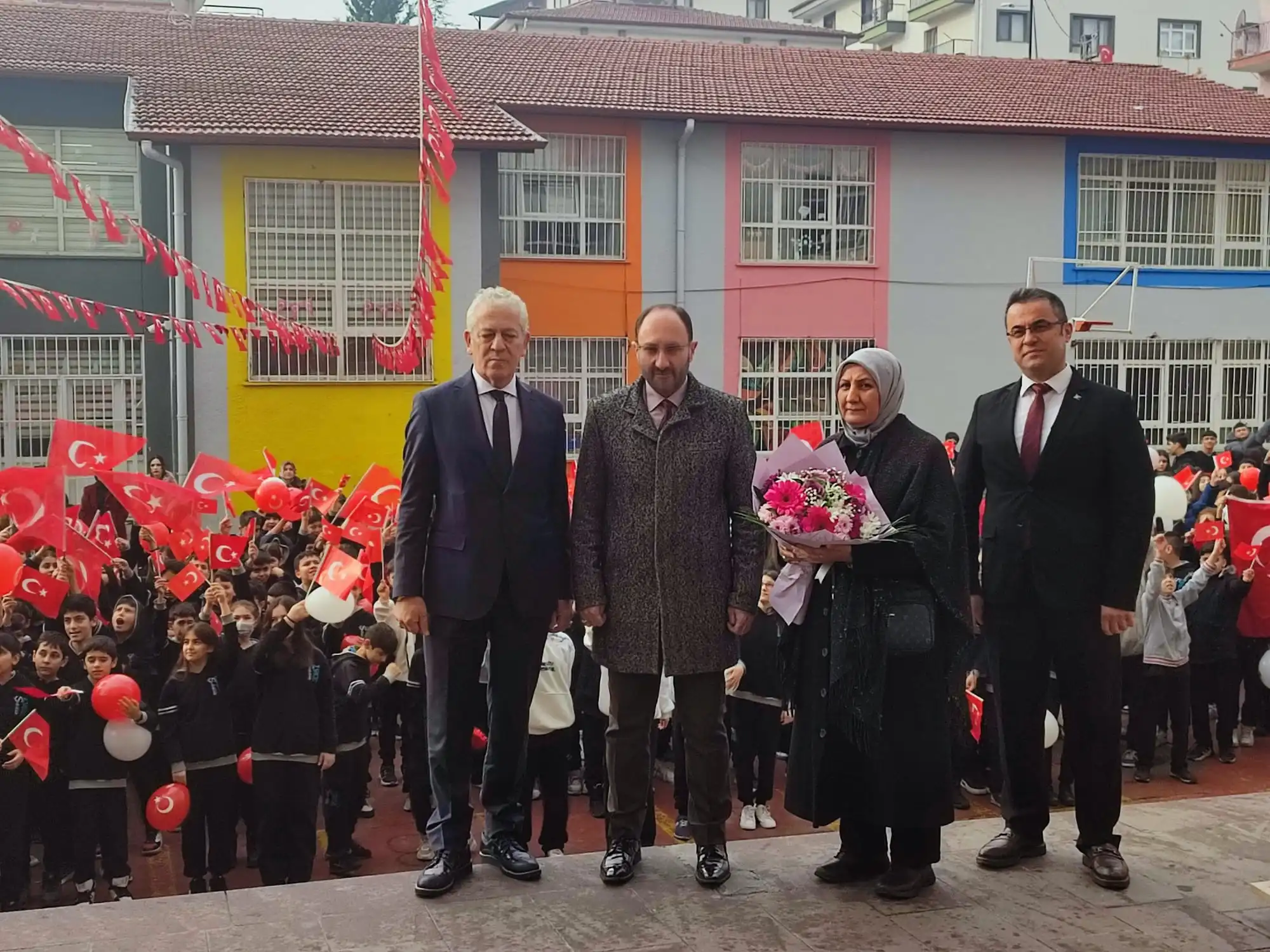 Şehitlik Ortaokulu’nda düzenlenen ‘Bayrak Sevgisi’ etkinliğine, Diyarbakır Sur’da şehit düşen